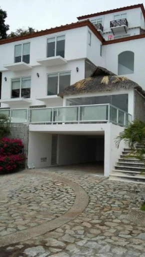 VILLA PALMETO EN BRISAS MARQUES EN ACAPULCO CON VISTA DE LUJO A PUERTO MARQUES